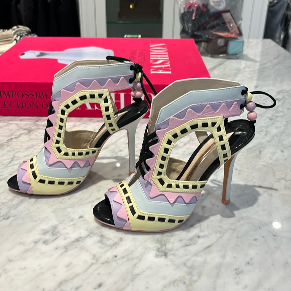 New Sophia, Webster heels